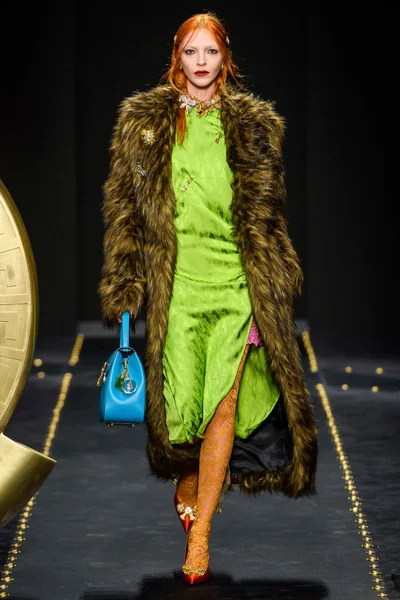 Look 10